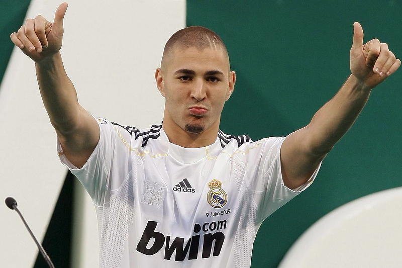 Benzema prilikom potpisa ugovora za Real (Foto: EPA-EFE)