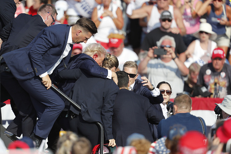 Donald Trump nakon atentata u Butleru, SAD (Foto: EPA-EFE)