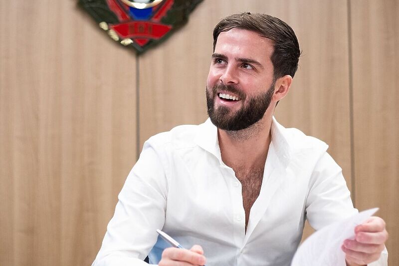 Miralem Pjanić tokom potpisa ugovora sa CSKA (Foto: CSKA Moskva)