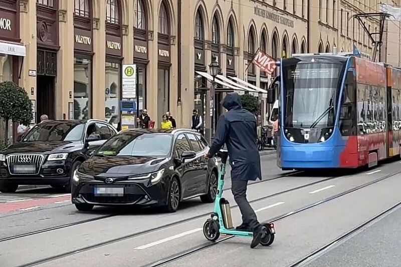 Jens Lehmann na električnom romobilu (Foto: Karl Keim)