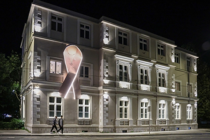 Postavljana mašna na zgradi Park Residence (Foto: I. L./Klix.ba)