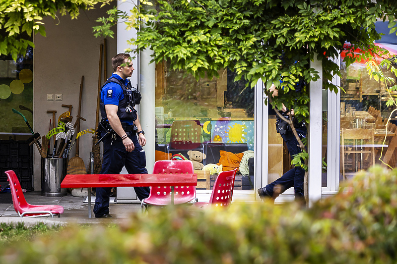 Policija osigurava okolicu vrtića nakon napada (Foto: EPA-EFE)