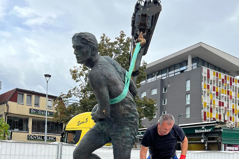 U toku postavljanje statue Sabita Hadžića (Foto: Nermin Muzur/Facebook)