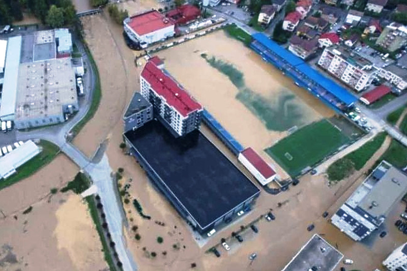 Poplavljen teren NK Kiseljak (Foto: Facebook/NK Podrgmeč)