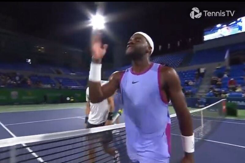 Francis Tiafoe psuje sudiju (Foto: Screenshot)