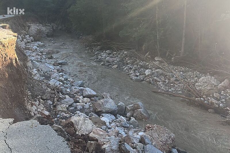 Voda je dio puta ka selu kod Konjica gotovo potpuno odnijela (Foto: Klix.ba)