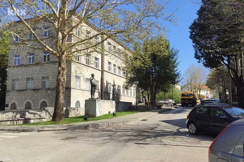 Radnici u srednjim i osnovnim školama na protestima 4. septembra (Foto: FENA) (Foto: G. Š./Klix.ba)