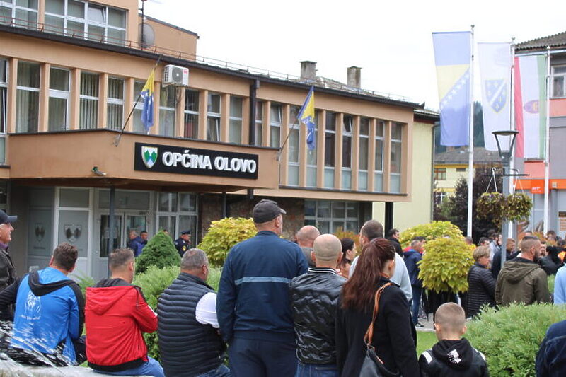 Protest radnika rudnika pred Općinom Olovo (Foto: Radio Olovo)