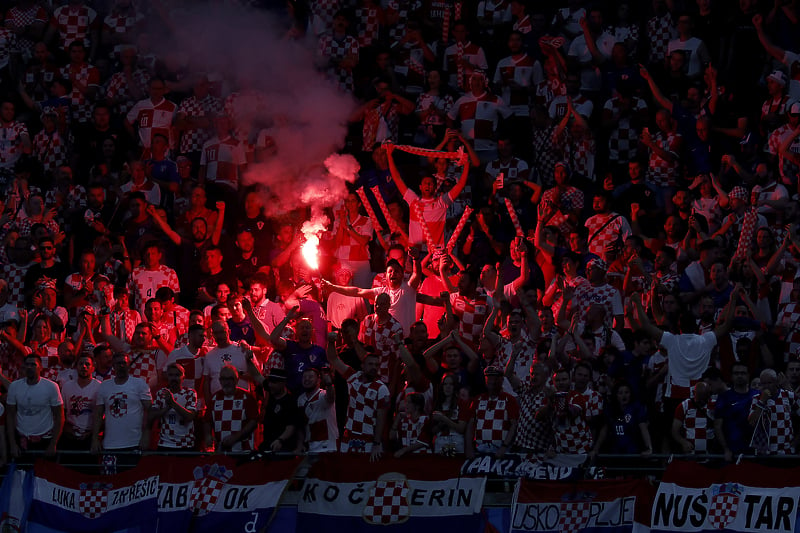 Navijači Hrvatske ponovo palili baklje (Foto: EPA-EFE)