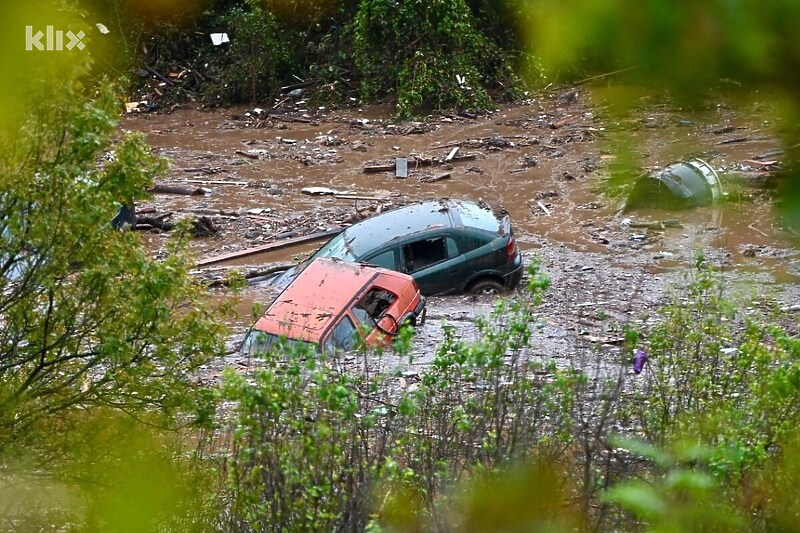 Jablanica: U nedavnim poplavama automobili su ostali zaglavljeni u vodi (Foto: V. D./Klix.ba)