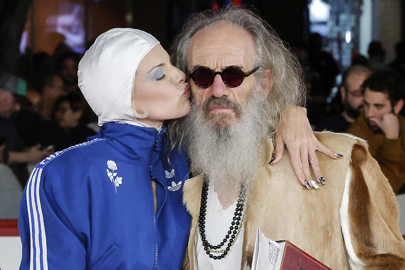 Julia Fox i režiser Tony Kaye (Foto: EPA-EFE)