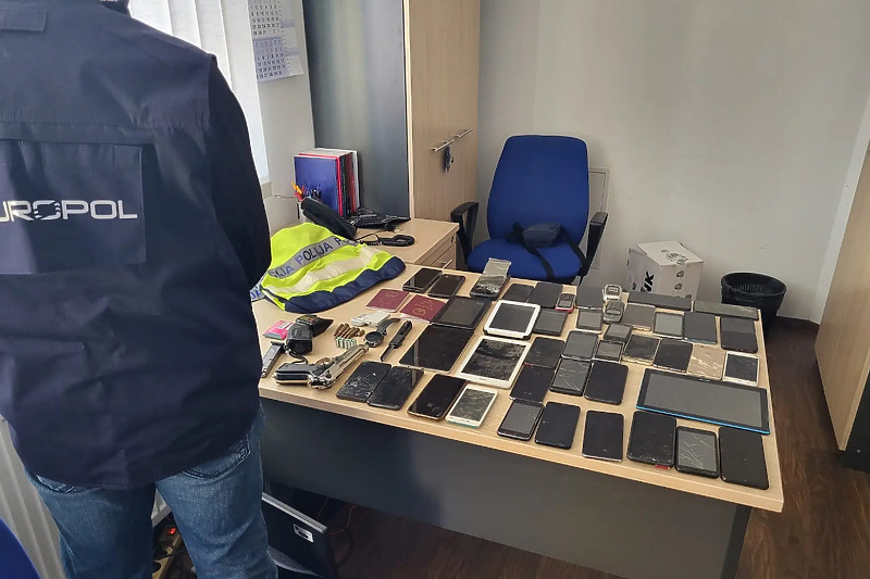 Oduzet je veliki broj mobilnih telefona (Foto: Europol)