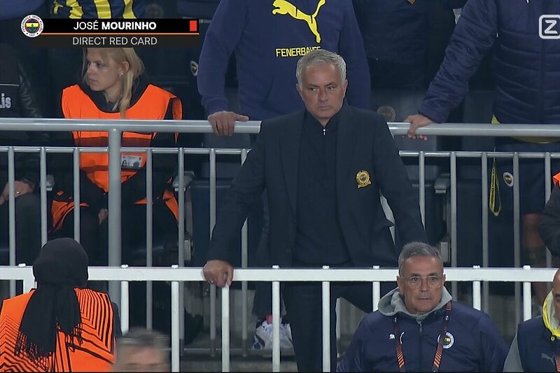 Jose Mourinho na tribinama nakon crvenog kartona (Foto: Screenshot)