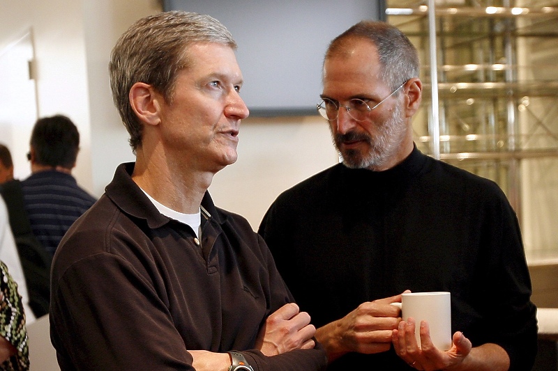 Tim Cook i Steve Jobs (Foto: EPA-EFE)