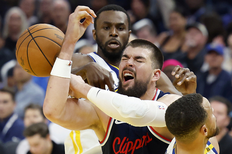 Ivica Zubac u duelu sa Andrewom Wigginsom (Foto: EPA-EFE)