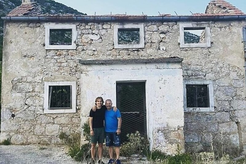 Luka Modrić ispred spaljene djedove kuće (Foto: Instagram)