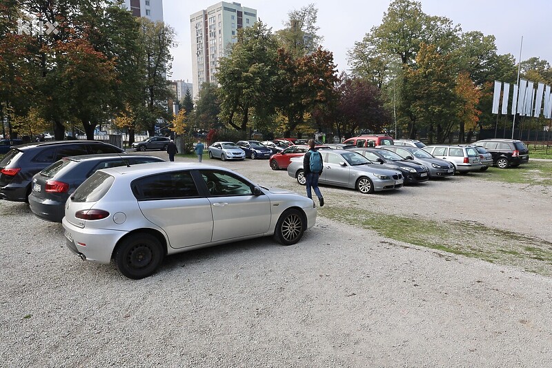 Vozila parkirana na pješačkoj površini na lokaciji budućeg Muzeja Ars Aevi u Sarajevu (Foto: I. Š./Klix.ba)