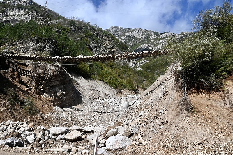 Uništeni dio pruge u Donjoj Jablanici (Foto: T. S./Klix.ba)