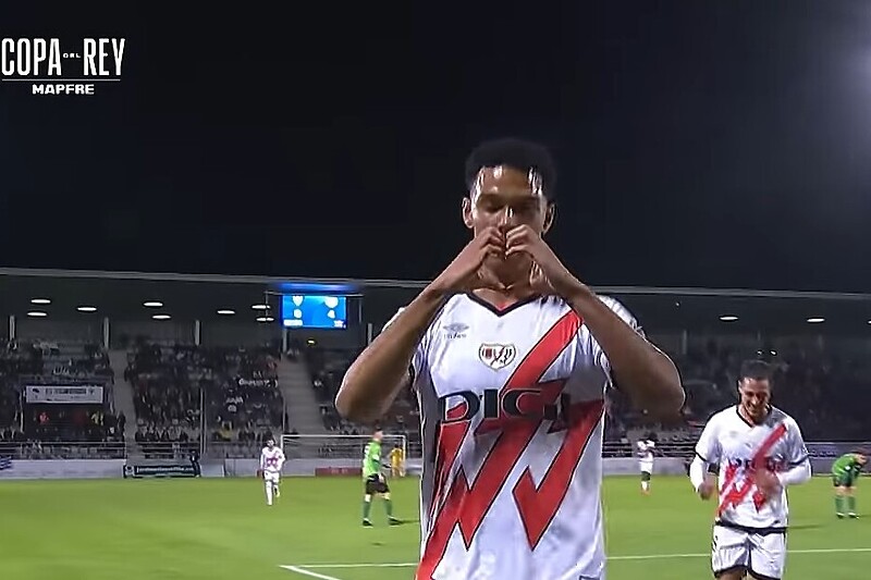 Etienne Eto'o slavi prvi gol u profesionalnom nogometu (Foto: Screenshot)