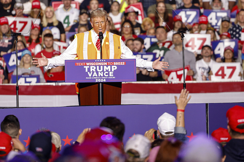 Donald Trump na svom skupu u narandžastom prsluku (Foto: EPA-EFE)