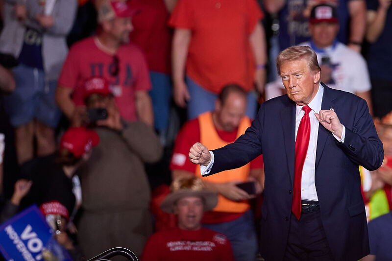 Donald Trump i njegov tim sigurni u pobjedu (Foto: EPA-EFE)