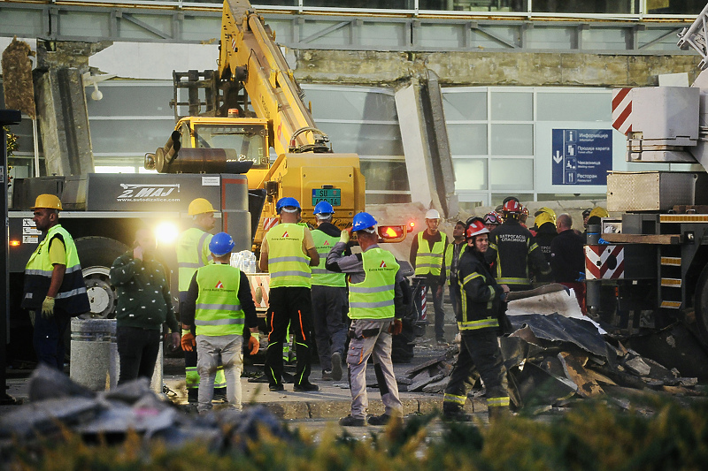 Građevinski radnici čiste teren nakon rušenja krova na željezničkoj stanici u Novom Sadu (Foto: EPA-EFE)