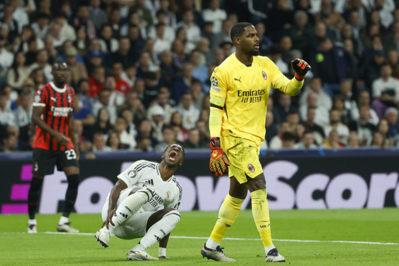 Vinicius se previja od bolova nakon duela s Maignanom (Foto: EPA-EFE)