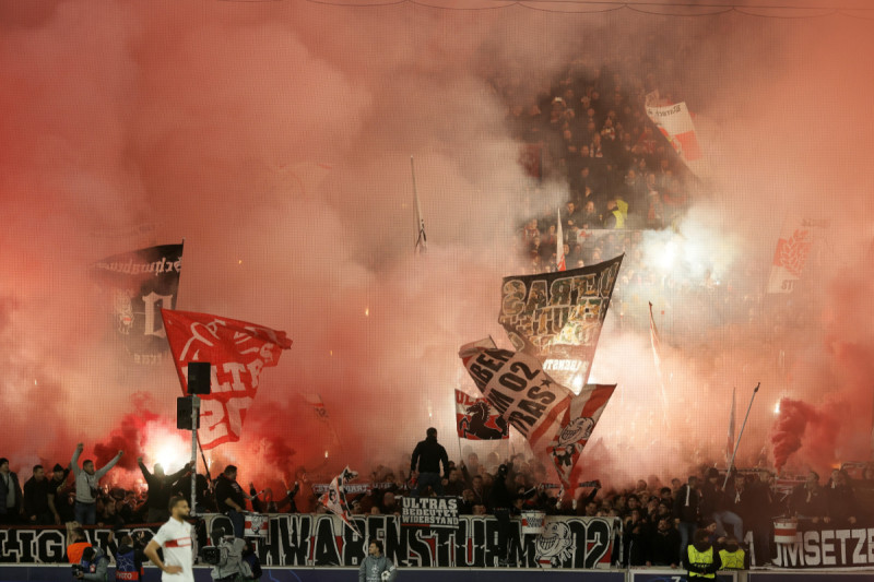 Bakljada navijača Stuttgarta (Foto: EPA-EFE)