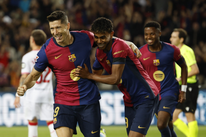 Robert Lewandowski i Lamine Yamal (Foto: EPA-EFE)