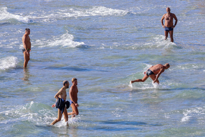 Kupači uživali na plaži (Foto: Pixsell/Ivana Ivanović)