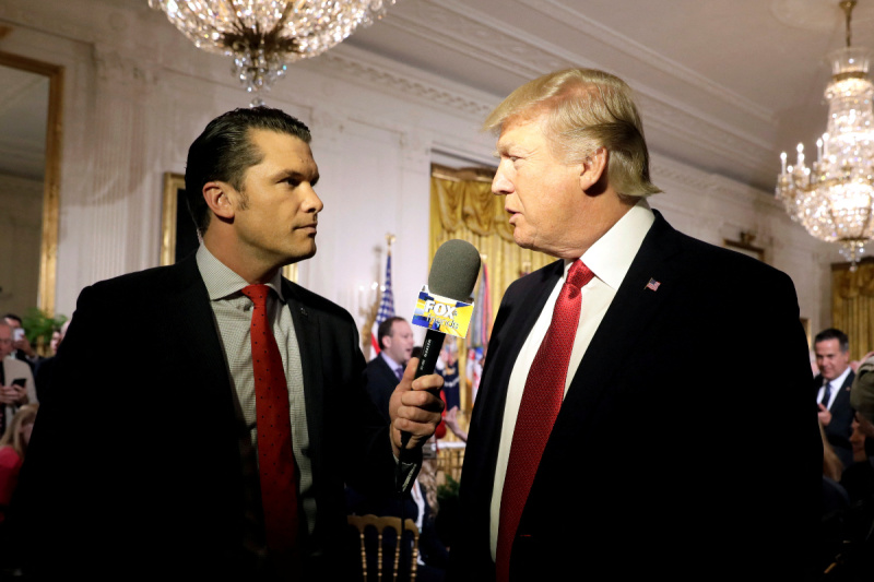 Pete Hegseth intervjuiše Donalda Trumpa u Bijeloj kući 2017. godine (Foto: Reuters)