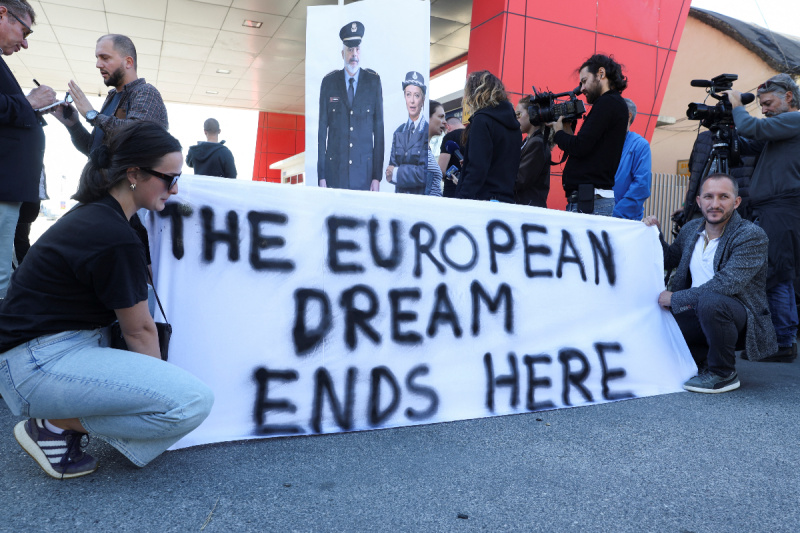 Demostranti u Albaniji na dan dolaska prvih migranata iz Italije (Foto: Reuters)