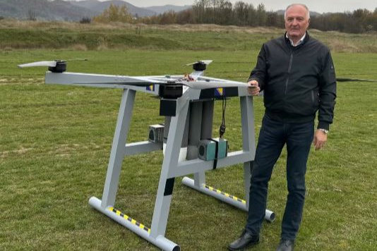 Zukan Helez pored interesantne letjelice za koju tvrdi da je dron