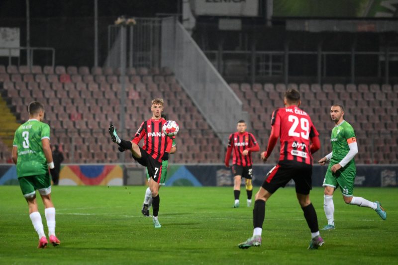 Na tribinama se pojavilo stotinjak navijača (Foto: E. M./Klix.ba)