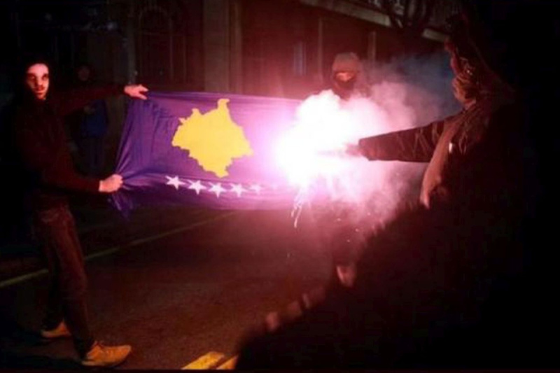 Rumunski navijači spalili zastavu Kosova (Foto: Screenshot)