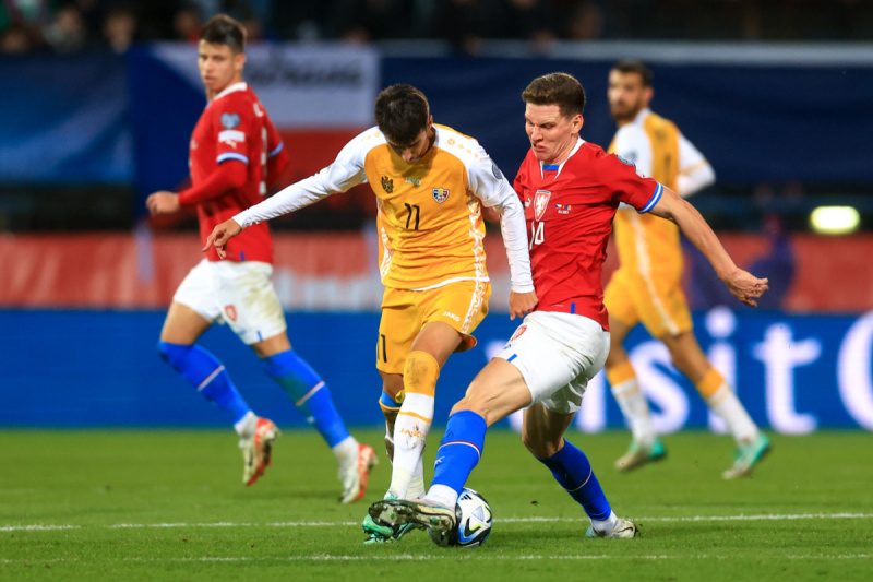 Mihail Caimacov u žutom dresu (Foto: EPA-EFE)