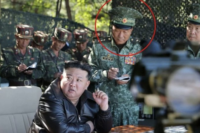 Kim Yong Bok u prisustvu Kim Jong-una (Foto: Defense Express)