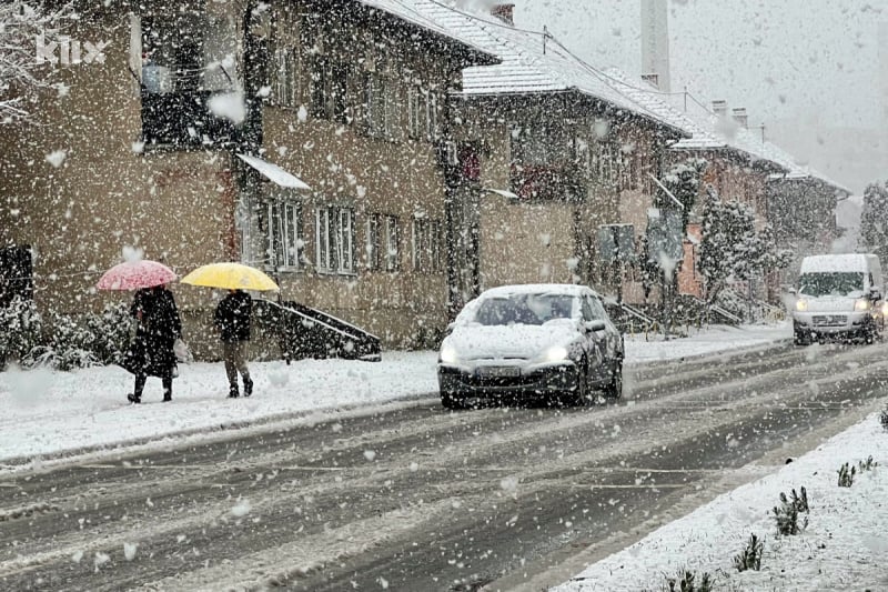 Snijeg je za kratko vrijeme zabijelio ulice Tuzle