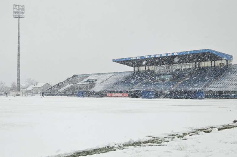 Travnjak stadiona prekriven snijegom (Foto: HŠK Zrinjski Mostar)