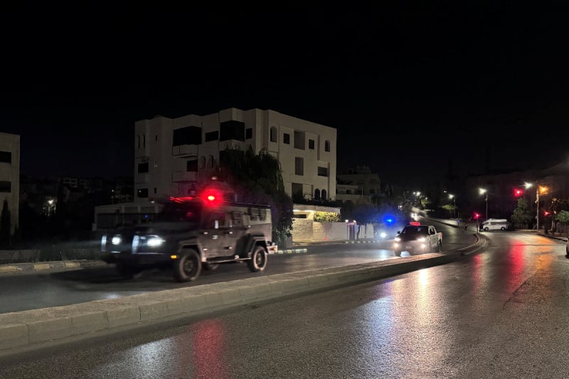 Policijska vozila na ulici u blizini izraelske ambasade u Ammanu, Jordan (Foto: Reuters)