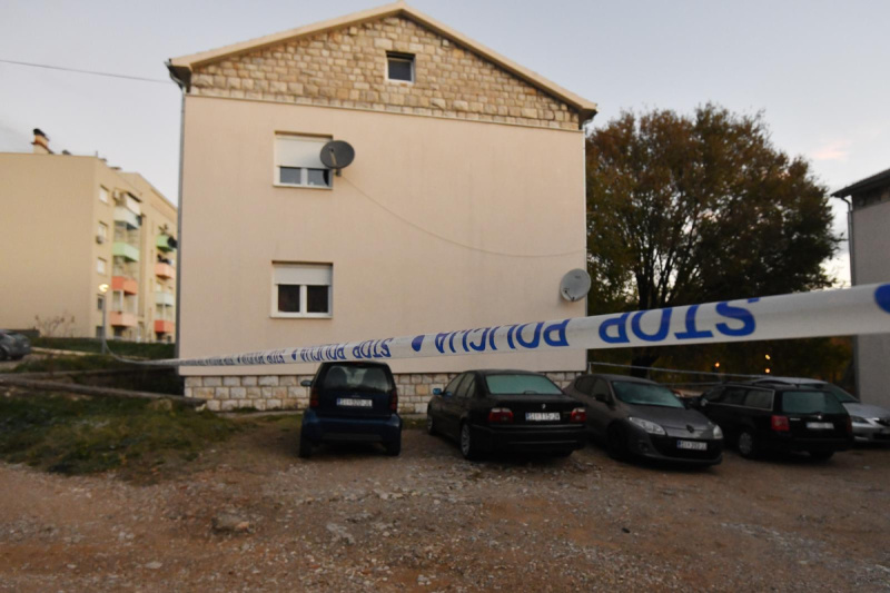 Stambena zgrada u Kninu u kojoj se dogodila eksplozija bombe (Foto: Pixsell/Hrvoje Jelavic)