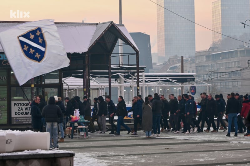 Navijači u velikom broju pristižu u Skenderiju