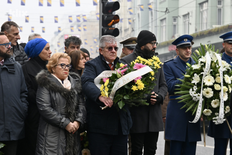 Brojni funkcioneri položili su cvijeće ispred Vječne vatre