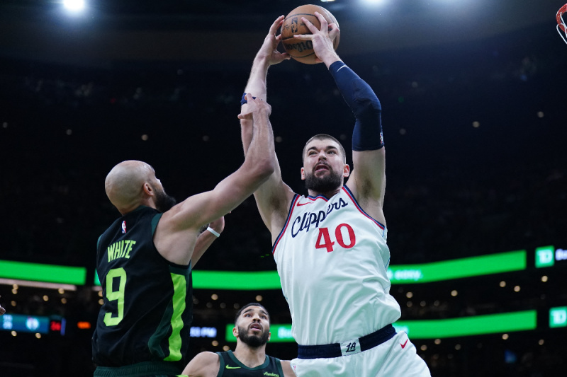 Zubac u akciji protiv Bostona (Foto: Reuters)