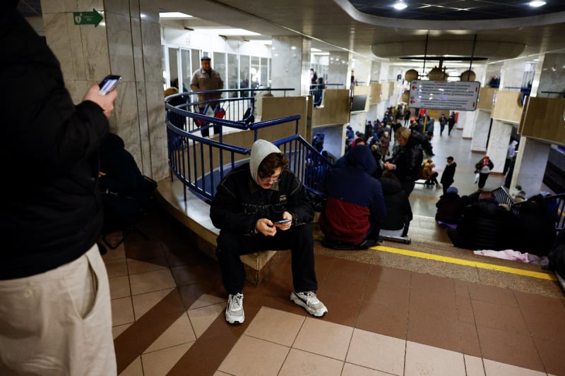 Civili se sklonili u metro tokom ruskog napada (Foto: Reuters)