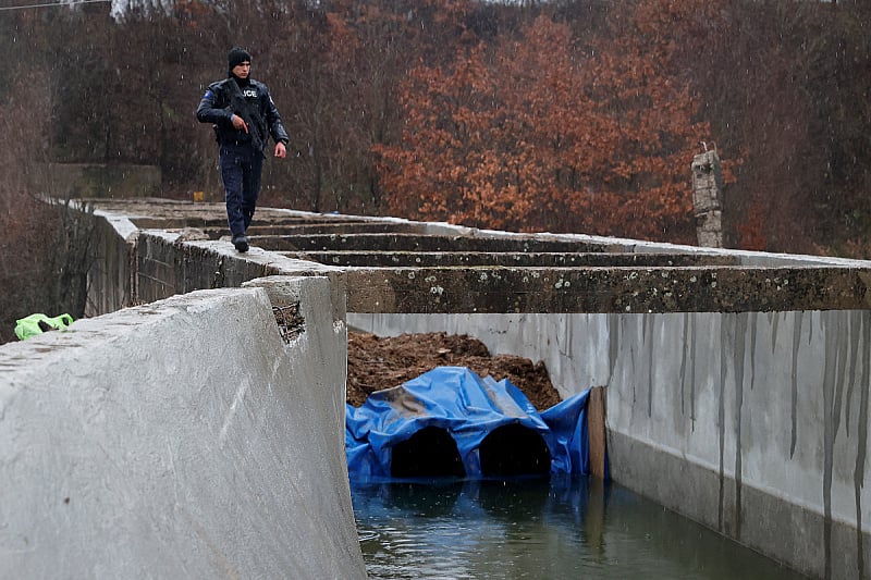 Oštećeni kanal pod nadzorom policije na Kosovu (Foto: Reuters)