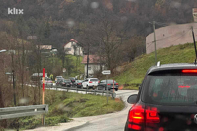 Kolone vozila na regionalnom putu (Foto: Čitatelj/Klix.ba)