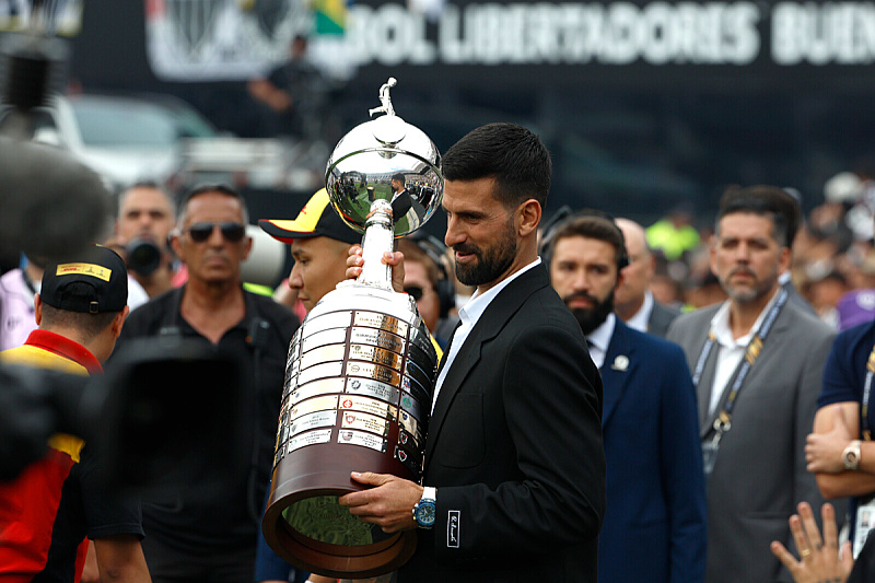 Đoković s ogromnim trofejem Copa Libertadoresa (Foto: EPA-EFE)