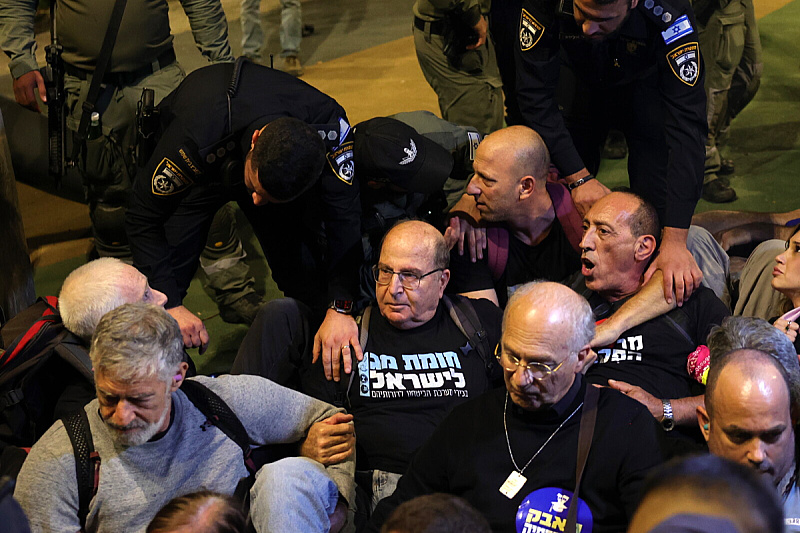 Yaalon (u sredini) na antivladinim protestima (Foto: EPA-EFE)