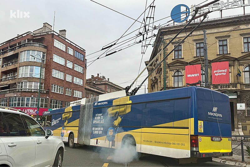 Trolejbus je blokirao cestu (Foto: Klix.ba)